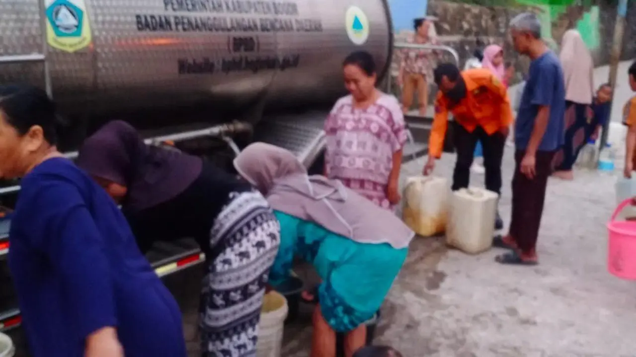 BPBD Salurkan 10 Ribu Liter Air Setelah 293 KK di Kalongliud Kehabisan Sumber Air