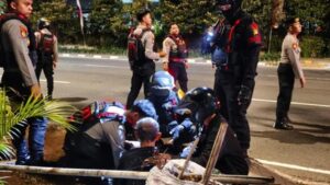 Brimob Polda Metro Evakuasi Korban Kecelakaan Saat Patroli di Jakarta Utara