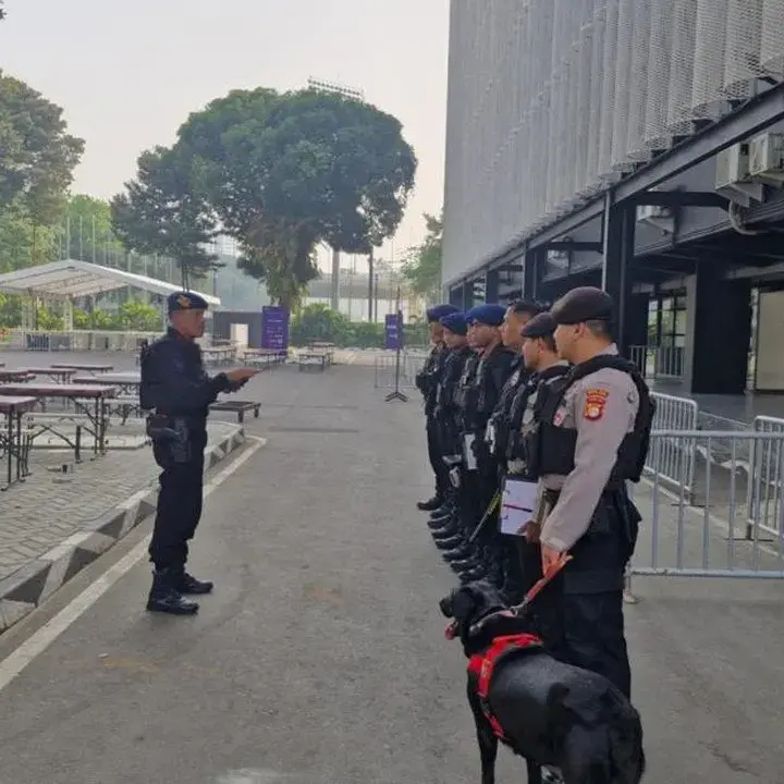 Brimob Polda Metro Jaya Sterilisasi Area Konser Mitski di Tenis Indoor Senayan
