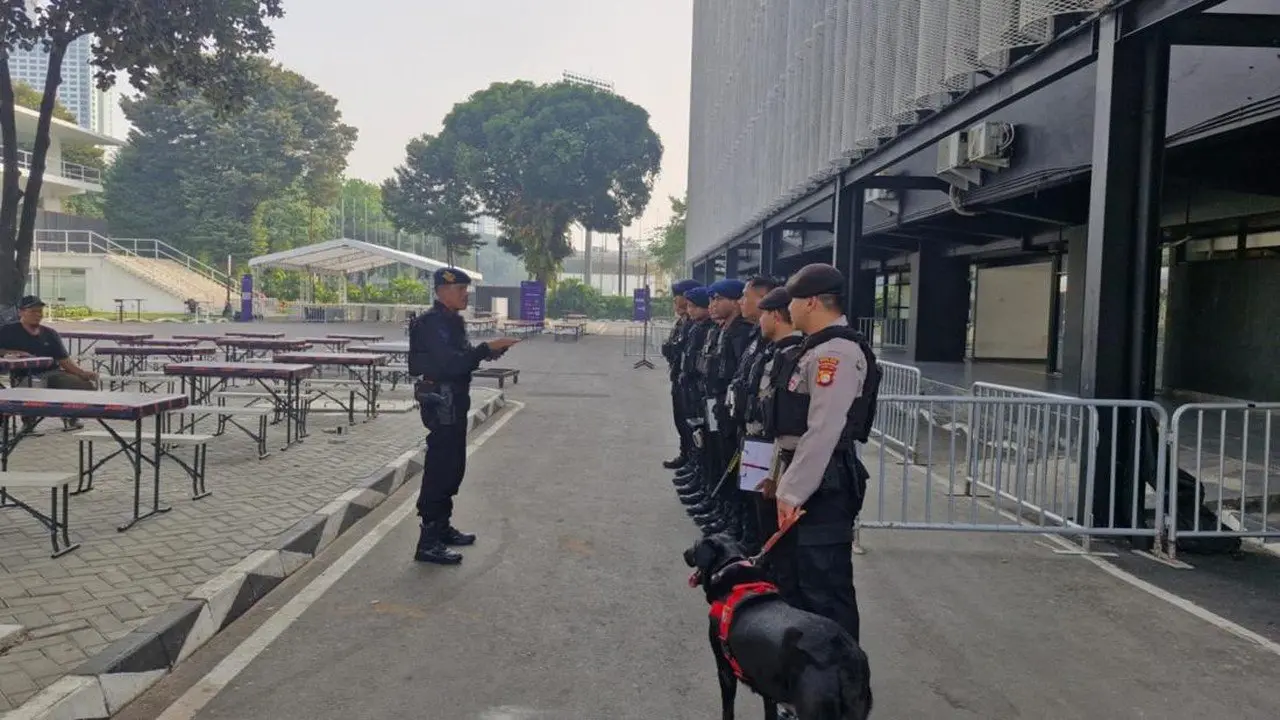 Brimob Polda Metro Jaya Sterilisasi Area Konser Mitski di Tenis Indoor Senayan