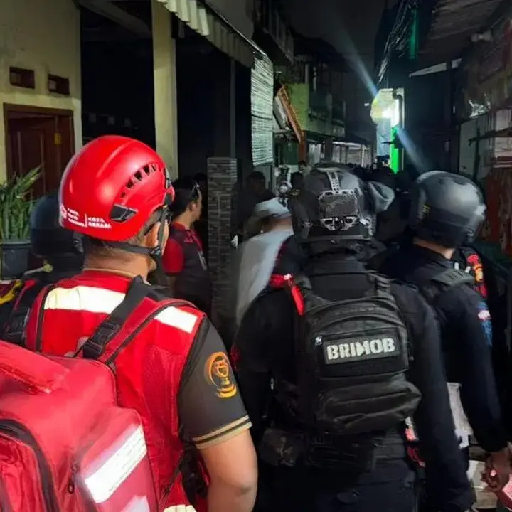 Brimob Polda Metro Turun Tangan Padamkan Kebakaran Saat Patroli Malam di Bekasi