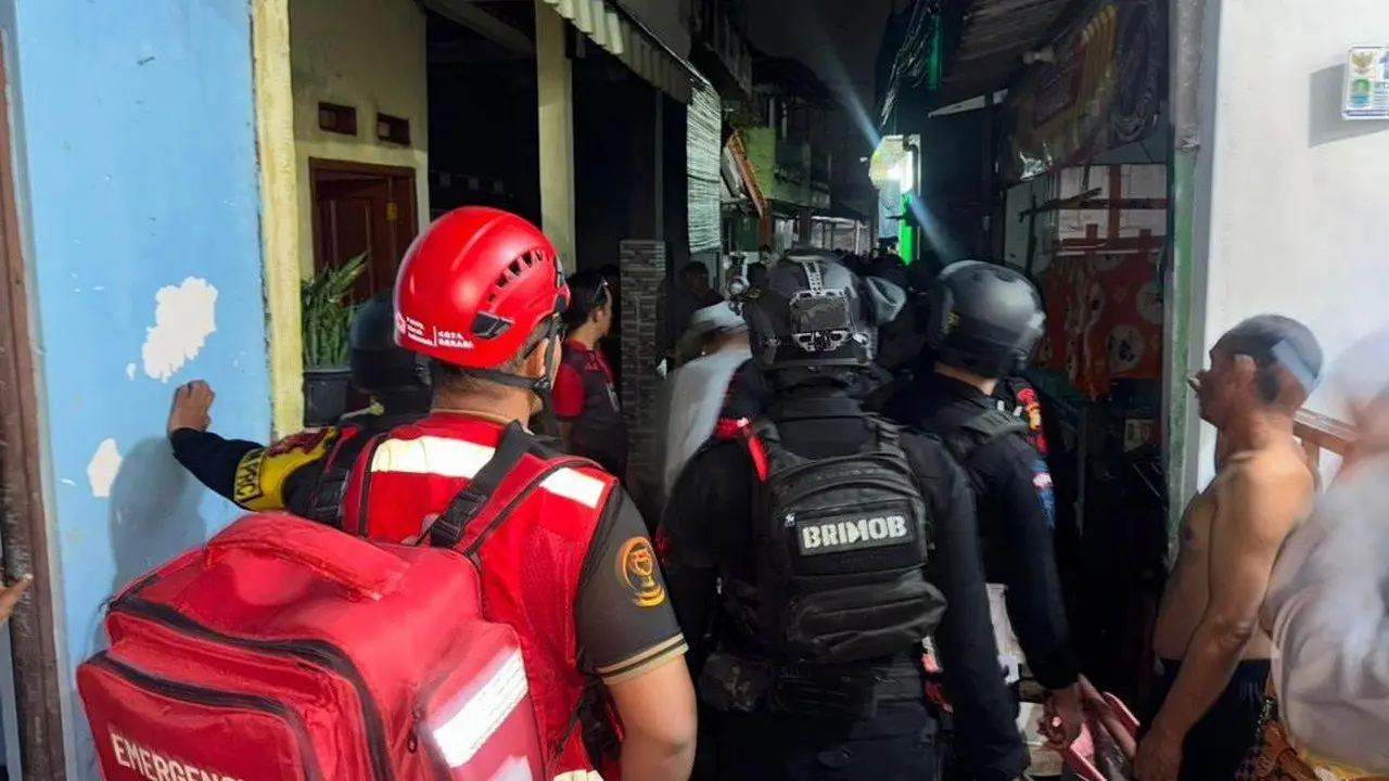 Brimob Polda Metro Turun Tangan Padamkan Kebakaran Saat Patroli Malam di Bekasi