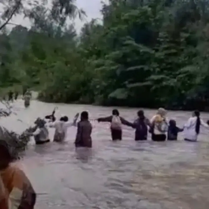 Demi Pendidikan, Siswa Banggai Seberangi Sungai Berarus Deras Setiap Hari