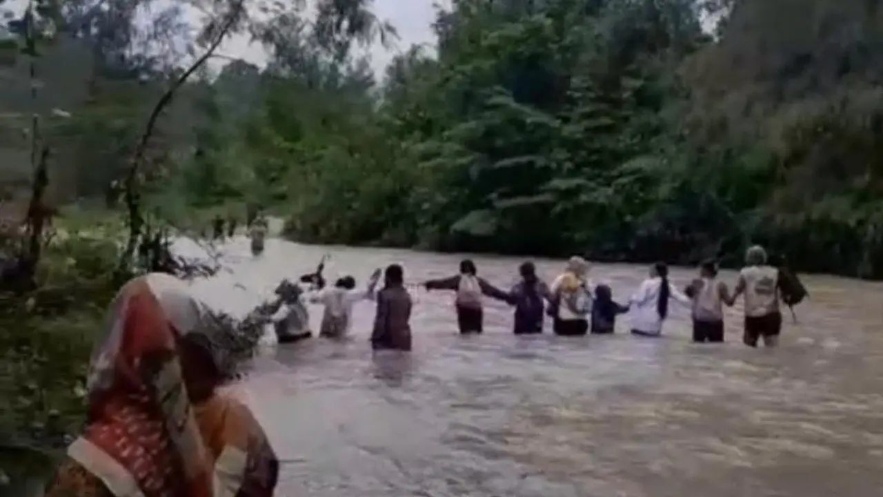 Demi Pendidikan, Siswa Banggai Seberangi Sungai Berarus Deras Setiap Hari