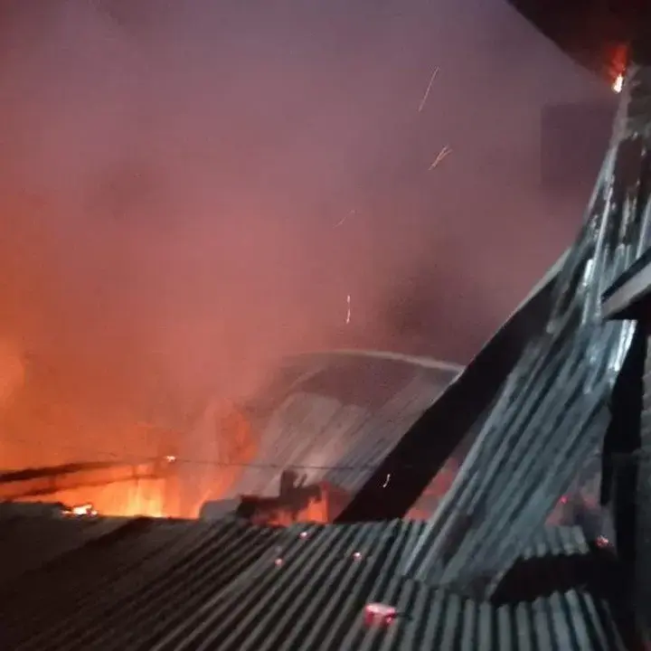 Diduga Sakit Hati Dipolisikan KDRT, Pria di Sumsel Bakar Rumah Mertua, 10 Rumah Ludes