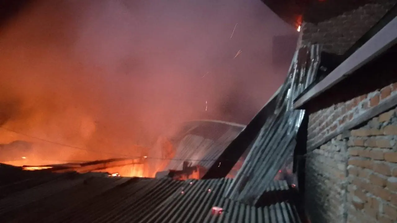 Diduga Sakit Hati Dipolisikan KDRT, Pria di Sumsel Bakar Rumah Mertua, 10 Rumah Ludes