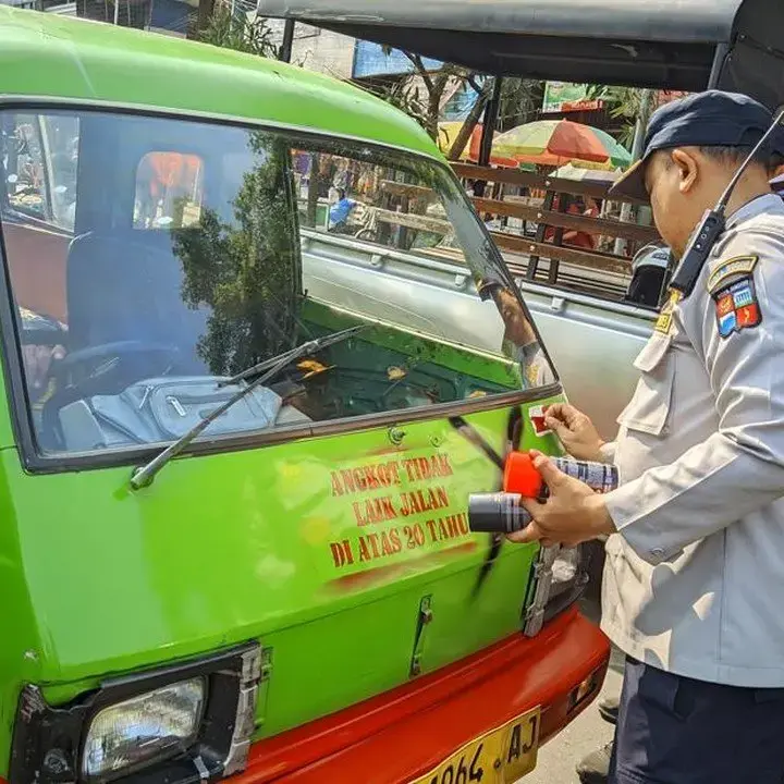 Dishub Bogor Akan Tindak Pengemudi Angkot yang Menghapus Stiker ‘Angkot Tua’