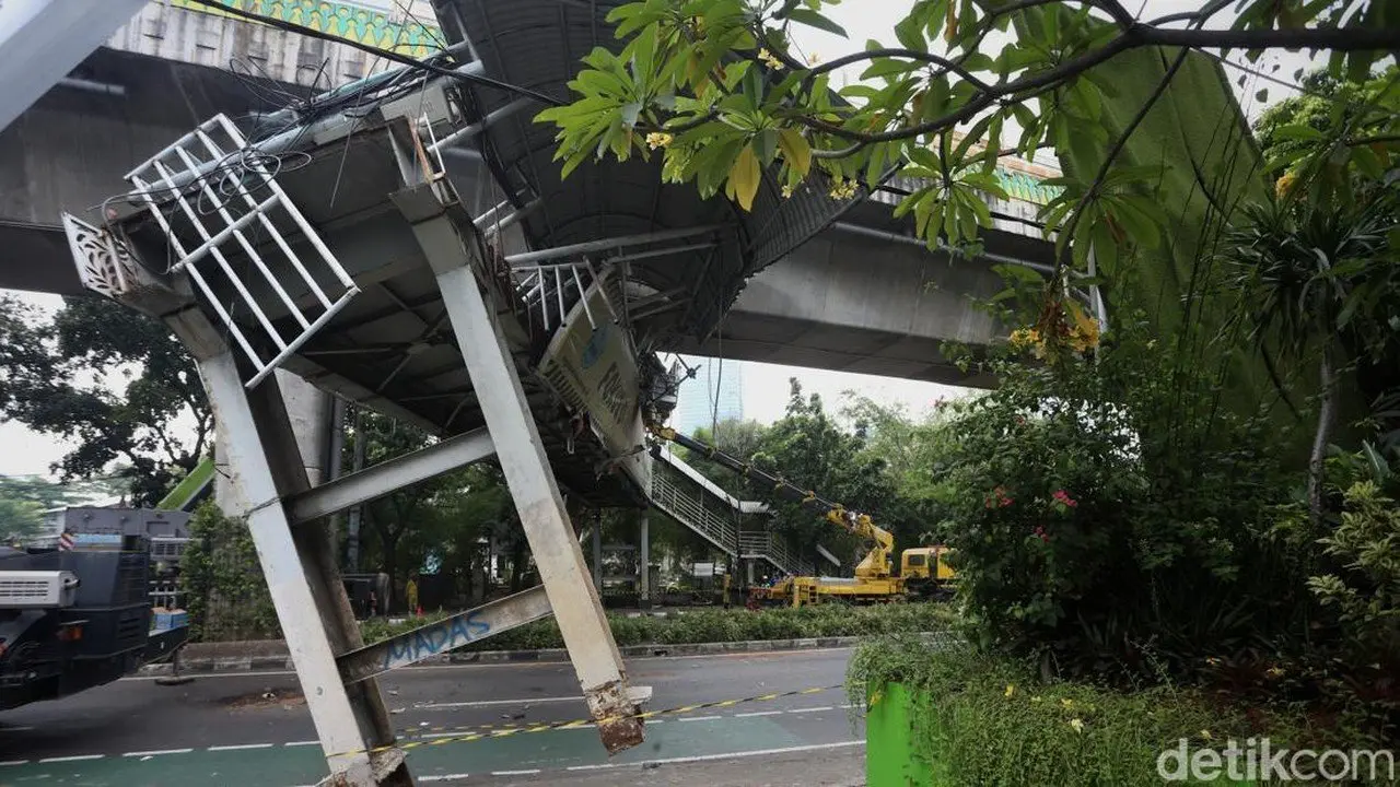 Dishub DKI Pasang Rambu Batas Tinggi di JPO, Flyover, dan Underpass Seluruh Jakarta