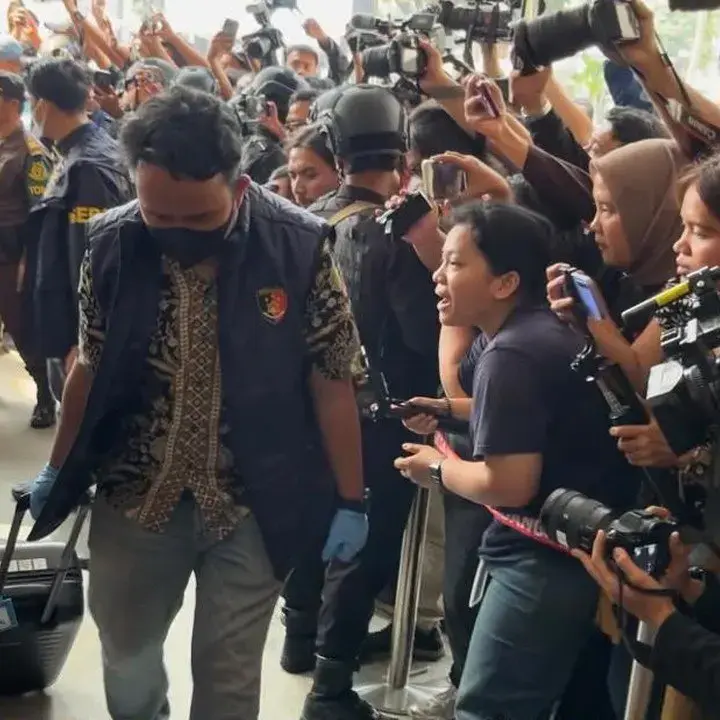 Don Ritto Dibawa ke Kejagung Beserta 8 Koper Barang Bukti Emas dan Uang Tunai