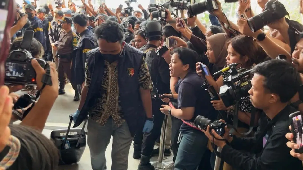Don Ritto Dibawa ke Kejagung Beserta 8 Koper Barang Bukti Emas dan Uang Tunai