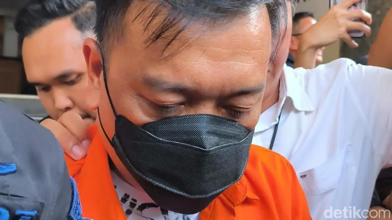 Don Ritto Dilimpahkan ke Kejagung, Bungkam Saat Ditanya Soal de'Clan dan Febrie