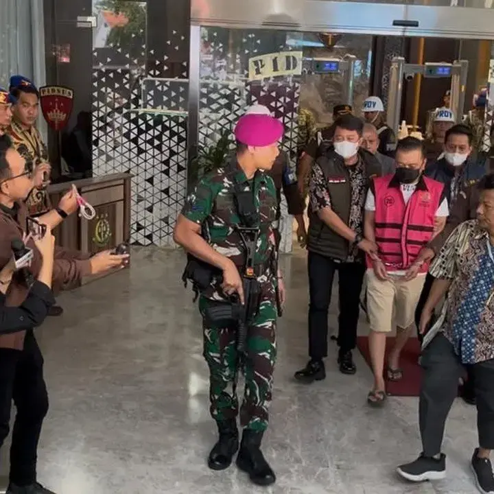 Don Ritto Ditahan Kejagung dan Mengenakan Rompi Pink