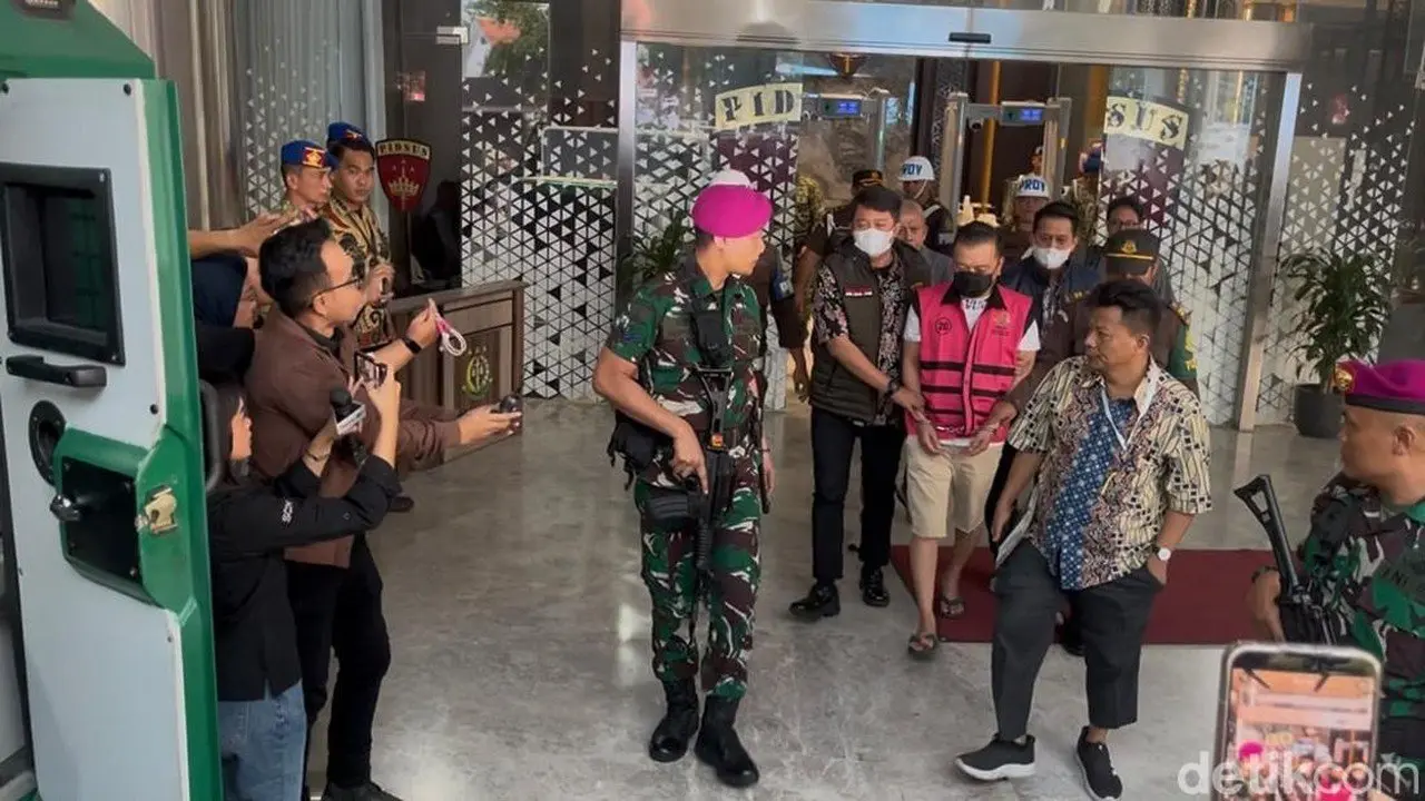 Don Ritto Ditahan Kejagung dan Mengenakan Rompi Pink