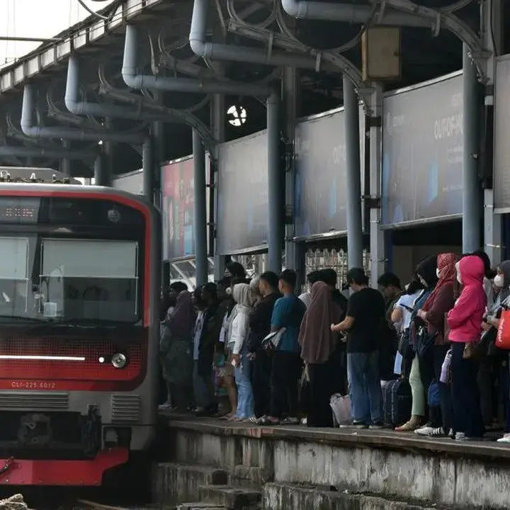 Drama Perselingkuhan Pecah di KRL Bekasi, Penumpang Dibuat Geger