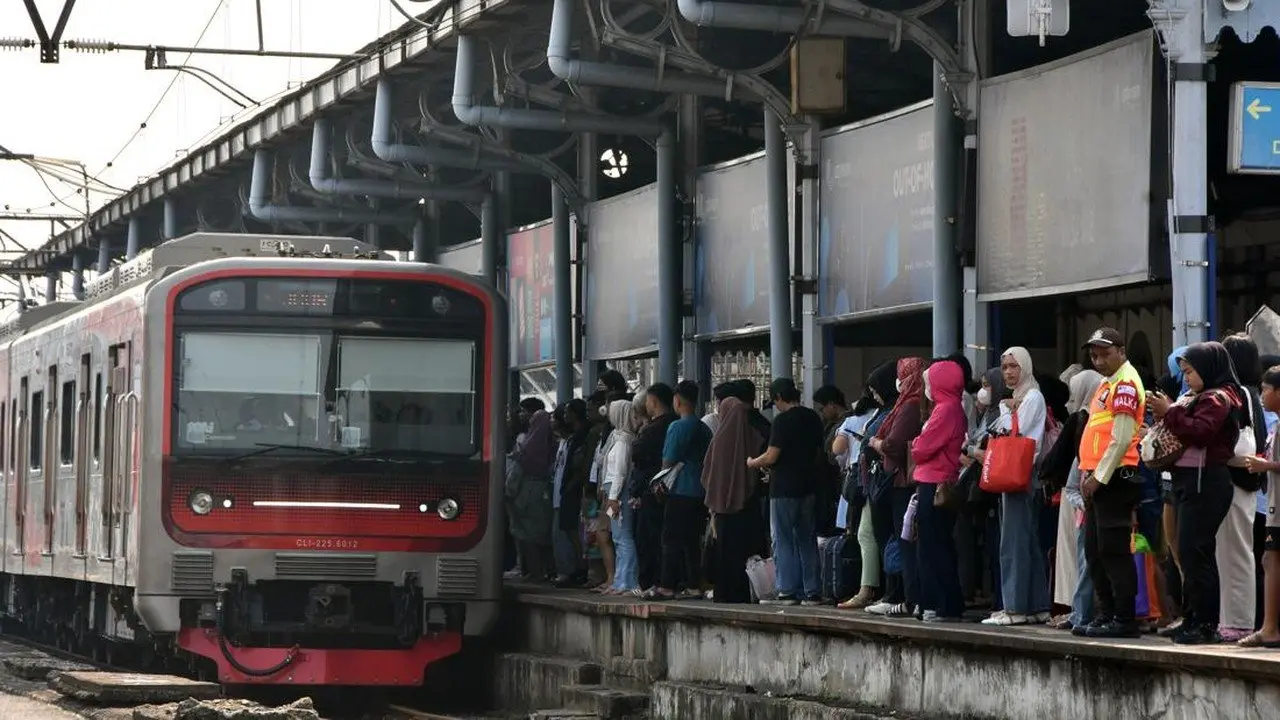 Drama Perselingkuhan Pecah di KRL Bekasi, Penumpang Dibuat Geger