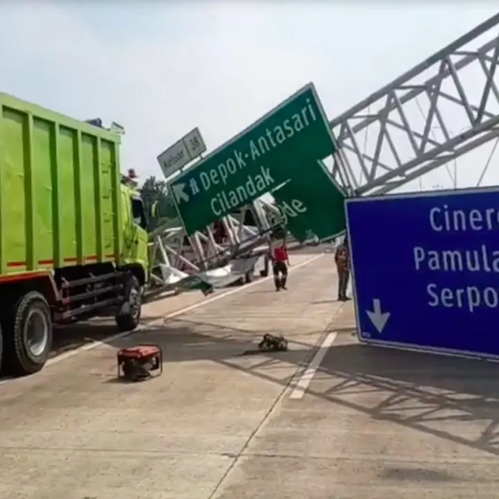 Dump Truck Tabrak Rambu Tol Cijago, Lalu Lintas Kembali Normal Setelah Evakuasi