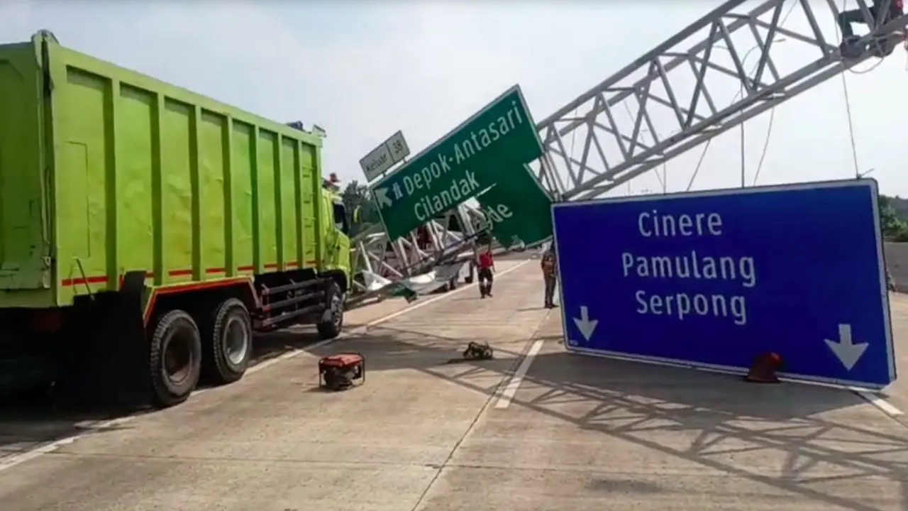 Dump Truck Tabrak Rambu Tol Cijago, Lalu Lintas Kembali Normal Setelah Evakuasi