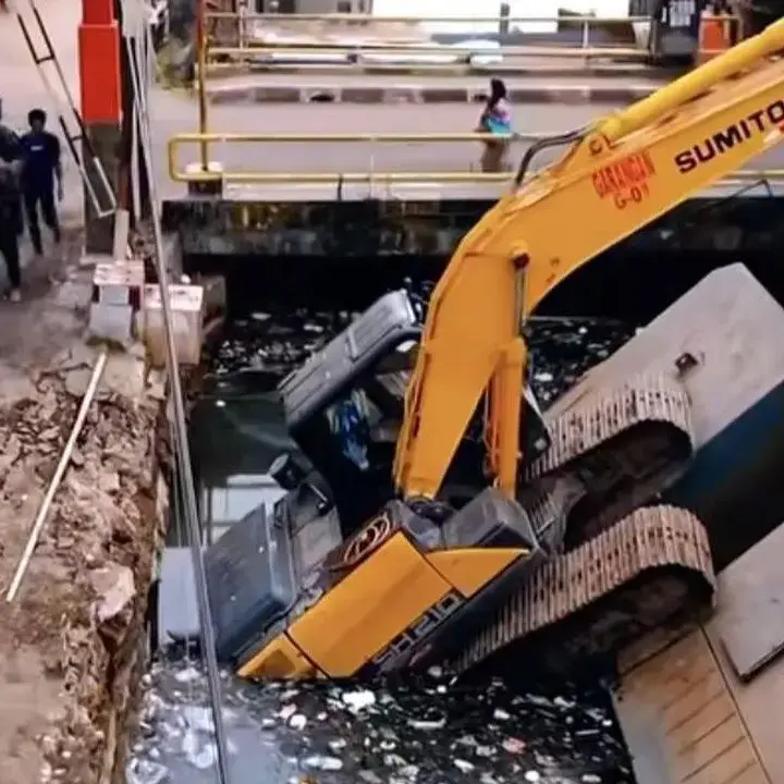 Ekskavator Tercebur di Kali Cakung Lama, Dinas SDA Lakukan Evakuasi Malam Ini