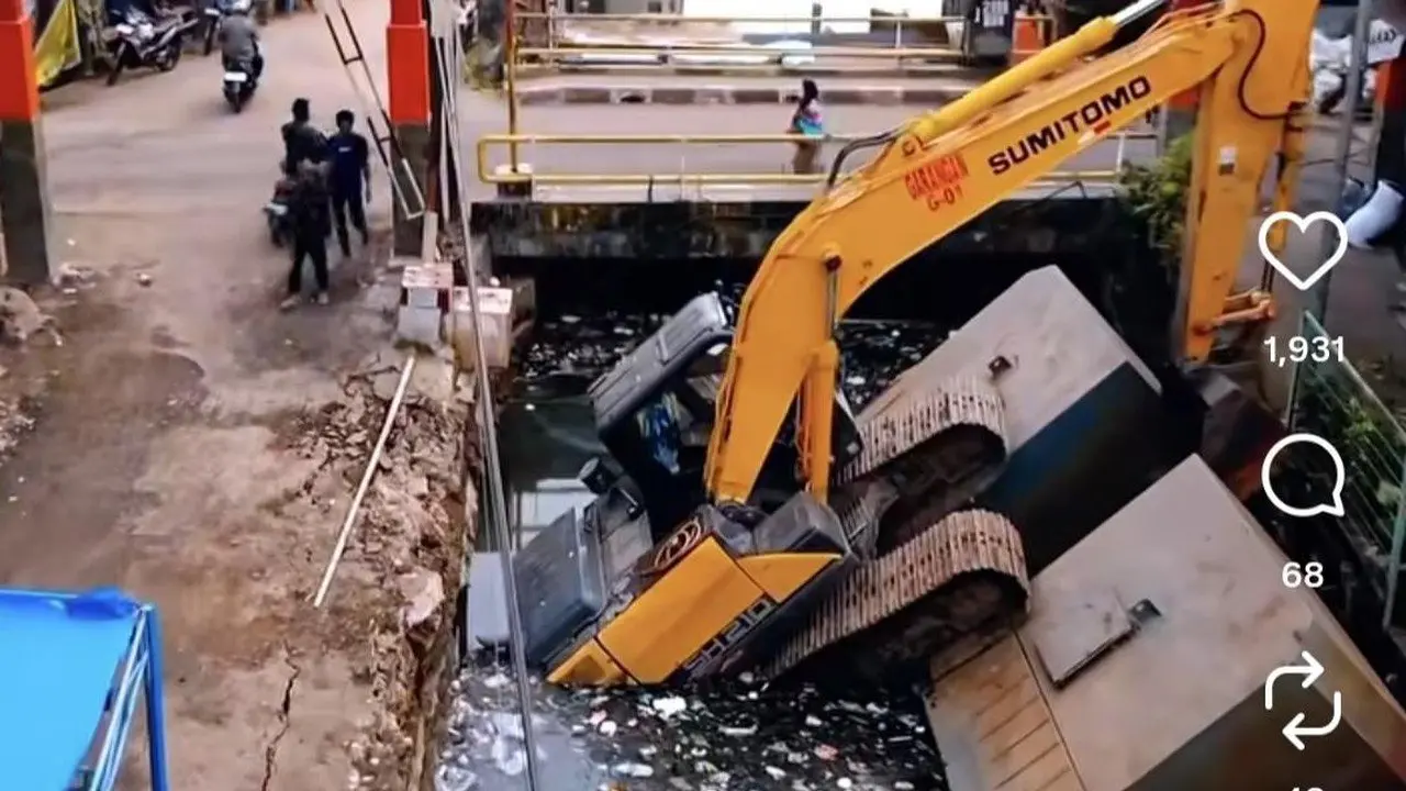 Ekskavator Tercebur di Kali Cakung Lama, Dinas SDA Lakukan Evakuasi Malam Ini