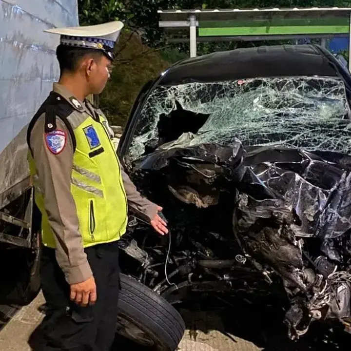 Empat Orang Termasuk Anggota Polri Tewas Usai Avanza Tabrak Truk di Tol Lampung