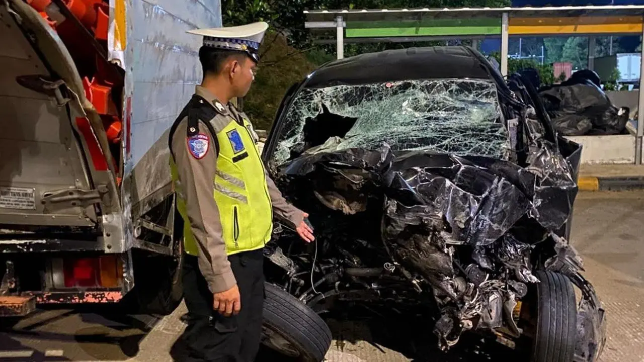 Empat Orang Termasuk Anggota Polri Tewas Usai Avanza Tabrak Truk di Tol Lampung