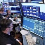 Wall Street Terkoreksi, Saham AI dan Produsen Chip Tekor