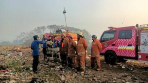 Petugas Pastikan Pemadaman Hari Ke-10, Asap Kebakaran TPA Jatiwaringin Masih Ada