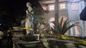 Polisi Pasang Garis di Rumah Sentul Setelah Geledah Terkait Tiga Kasus Korupsi