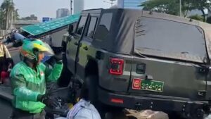 Mobil Dinas TNI Hantam Tiang Penunjuk Jalan di Exit Tol Slipi, Arus Macet