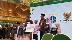 Pramono Tersentuh Saat Dampingi Anak Yatim Belanja Paket Santunan