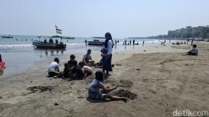 Pantai Anyer Tetap Ramai Dikunjungi Meski Anak Krakatau Berstatus Siaga