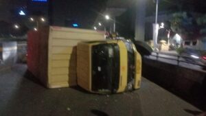 Truk Colt Diesel Terguling Tutup Flyover Kuningan Arah Semanggi, Lalu Lintas Padat