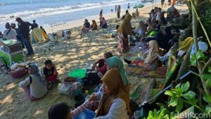 Pengelola Pastikan Pantai Anyer-Carita Aman Meski Anak Krakatau Berstatus Siaga