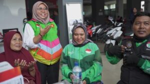 Anggota DPR Gerindra Serahkan Motor Pengganti Untuk Ojol Tunarungu Korban Pencurian