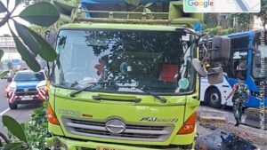 Truk Tabrak Pembatas Tol di Gatot Subroto, Polisi Pastikan Penanganan Sedang Berlangsung