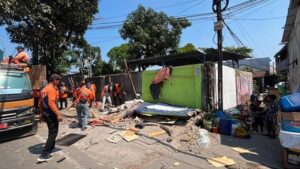 Satpol PP Tertibkan 15 Bangunan Di Atas Drainase Di Sukaraja
