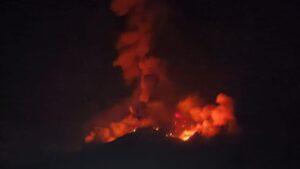 Gunung Karangetang Erupsi Malam Hari, Material Pijar Dijatuhkan di Sekitar Kawah