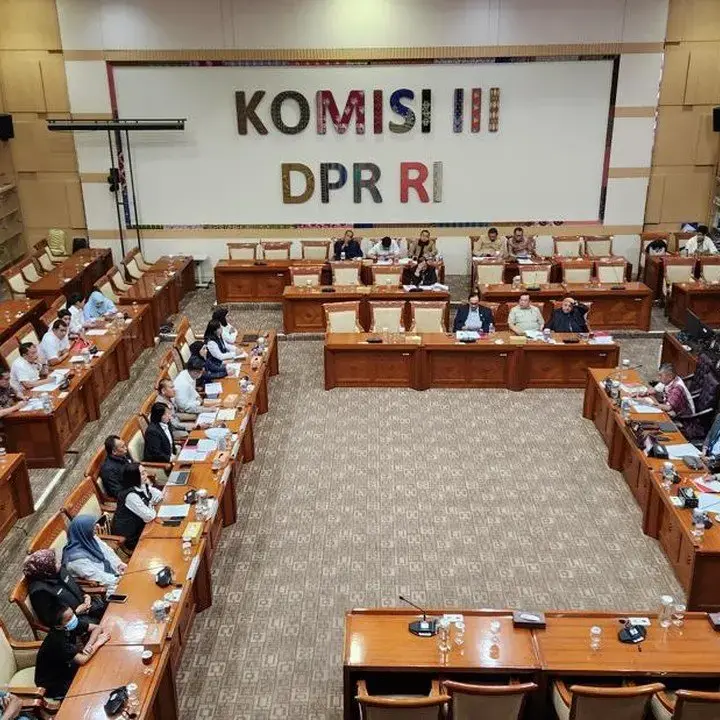 Ibu Korban Pembakaran Pesantren Menangis Di DPR, Minta Pelaku Dihukum Berat
