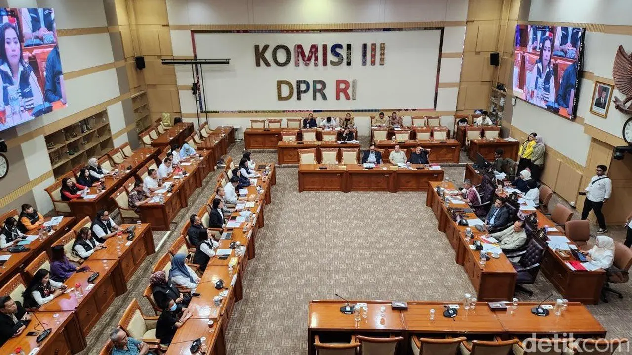 Ibu Korban Pembakaran Pesantren Menangis Di DPR, Minta Pelaku Dihukum Berat