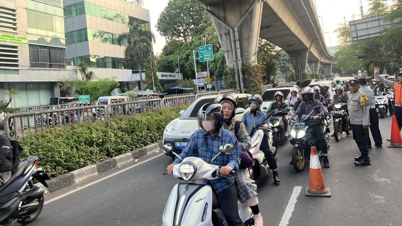 Jalan Tendean Arah Pancoran Kembali Dibuka Usai Pembongkaran Sebagian JPO