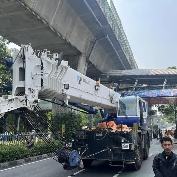 JPO Kapten Tendean Yang Dihantam Truk Mulai Dibongkar, Arus Menuju Blok M Dialihkan