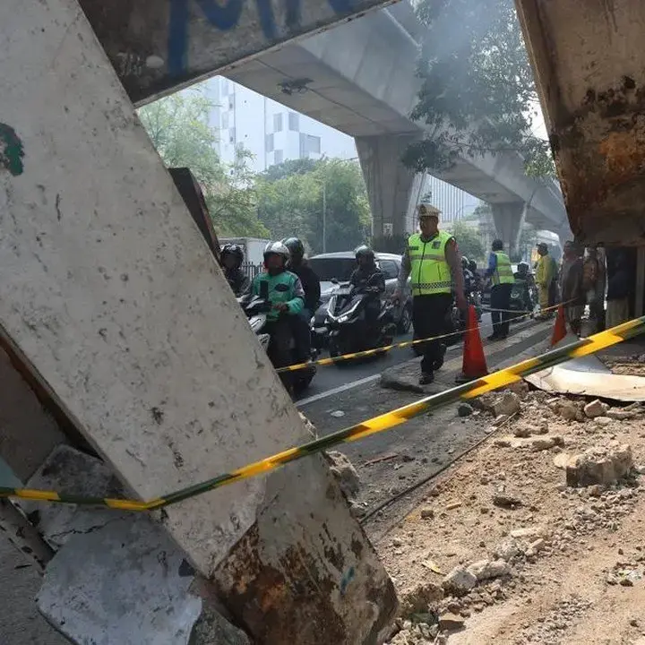 JPO Tendean Nyaris Roboh Usai Ditabrak Truk Alat Berat, Jalan Ditutup Sementara