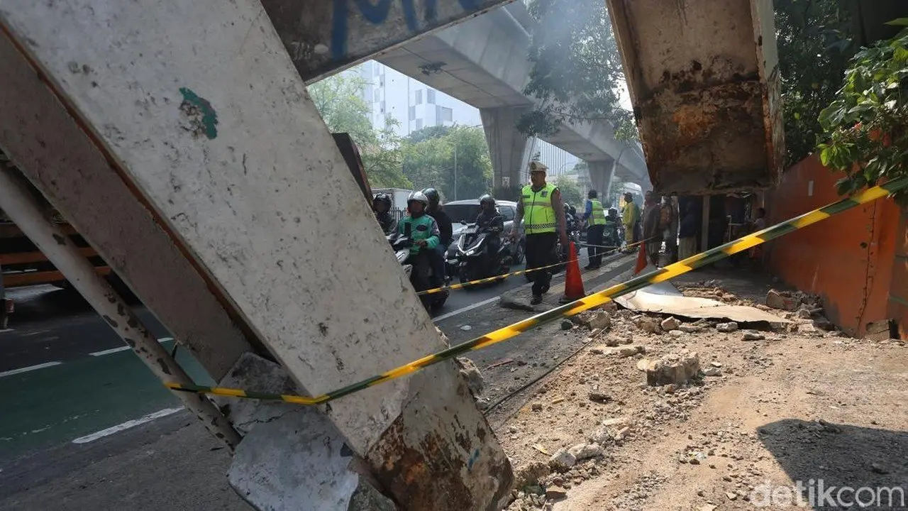 JPO Tendean Nyaris Roboh Usai Ditabrak Truk Alat Berat, Jalan Ditutup Sementara