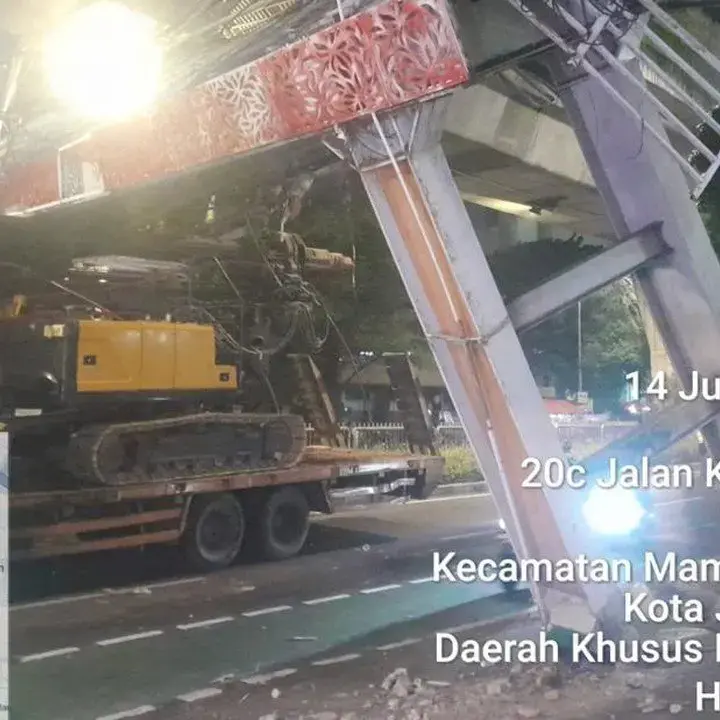 JPO Tendean Rusak Parah Usai Truk Pengangkut Alat Berat Tersangkut