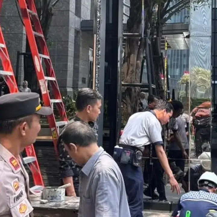 Kaca Gedung di SCBD Pecah Setelah Ditarik Mobil BYD, Tanpa Korban Jiwa