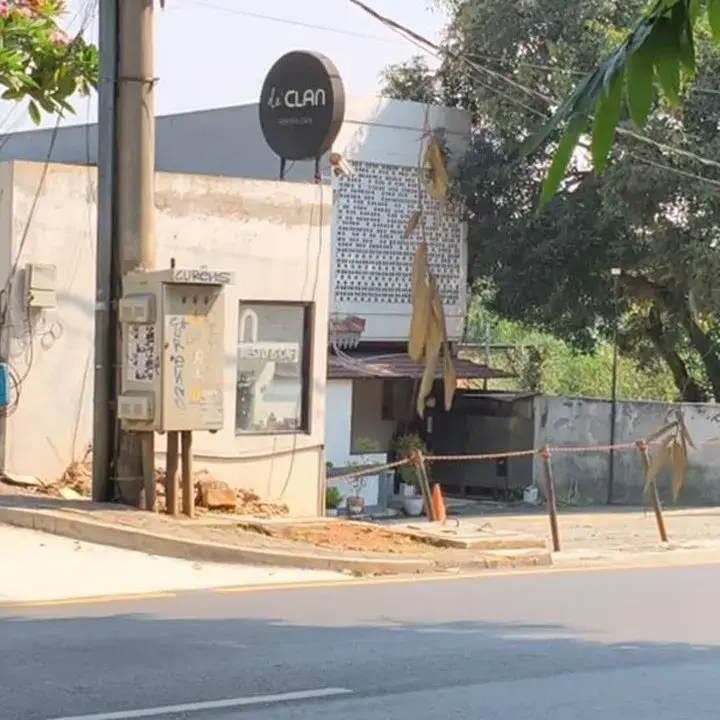 Kafe de’Clan di Depok Ditutup, Rantai Mengunci Area Parkir