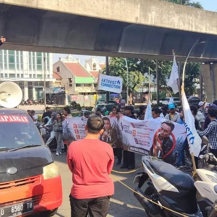 Kantor Hotman Paris Digeruduk Massa, Tuntut Klarifikasi dan Tolak Pembodohan Publik