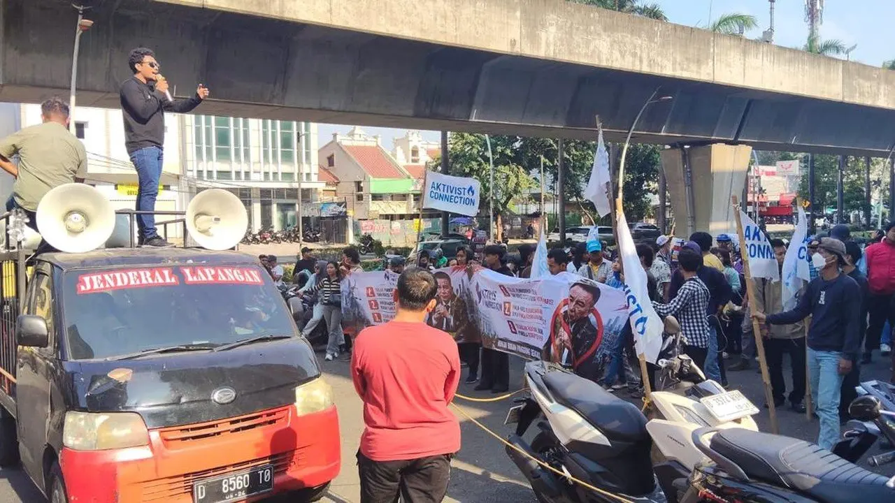 Kantor Hotman Paris Digeruduk Massa, Tuntut Klarifikasi dan Tolak Pembodohan Publik