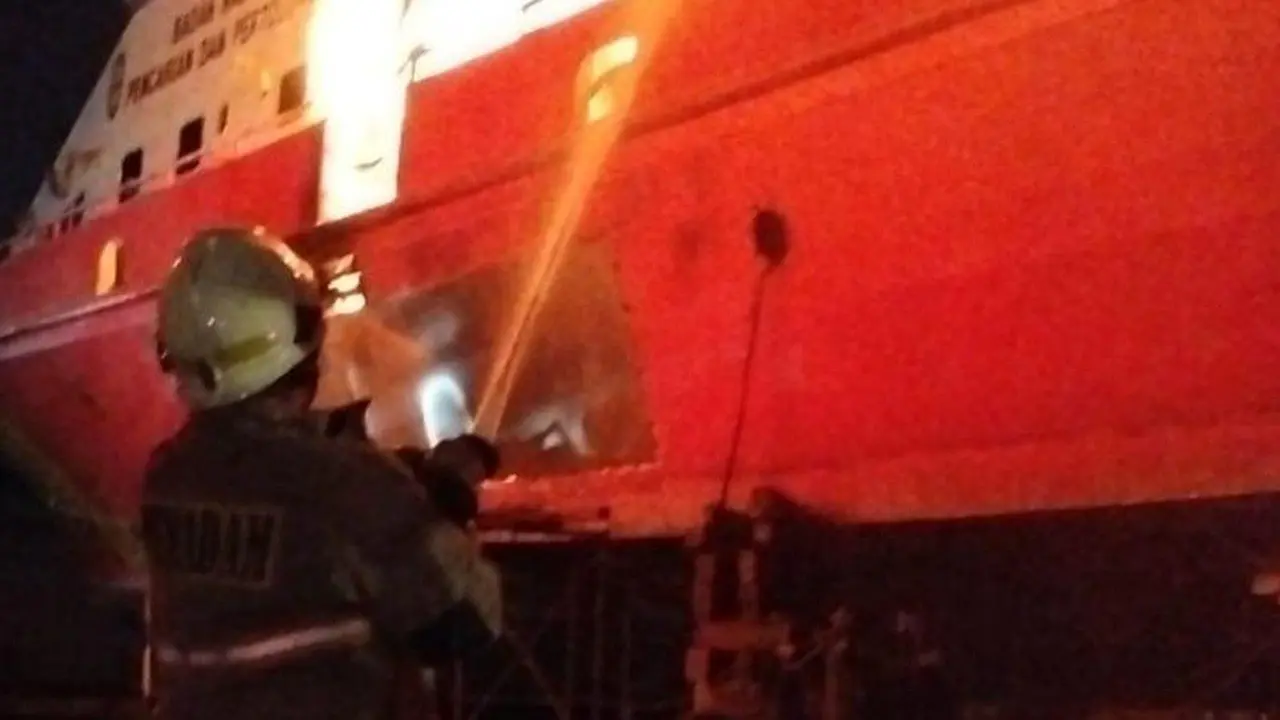 Kapal Basarnas KN SAR Ramawijaya 240 Terbakar Saat Docking di Muara Baru