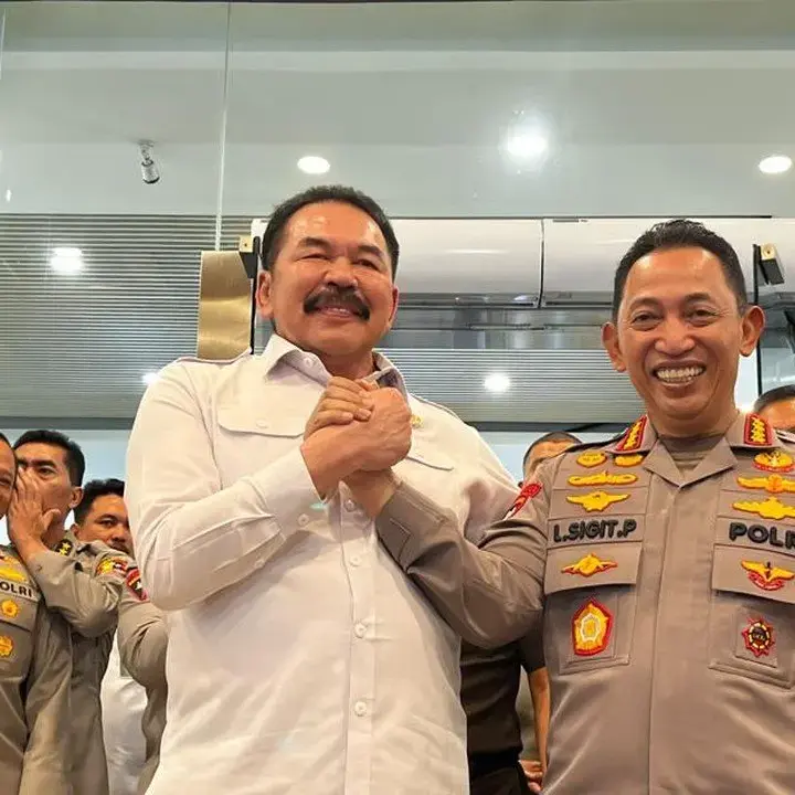 Kapolri dan Jaksa Agung Tunjukkan Soliditas Lewat Salam Komando di Kejagung